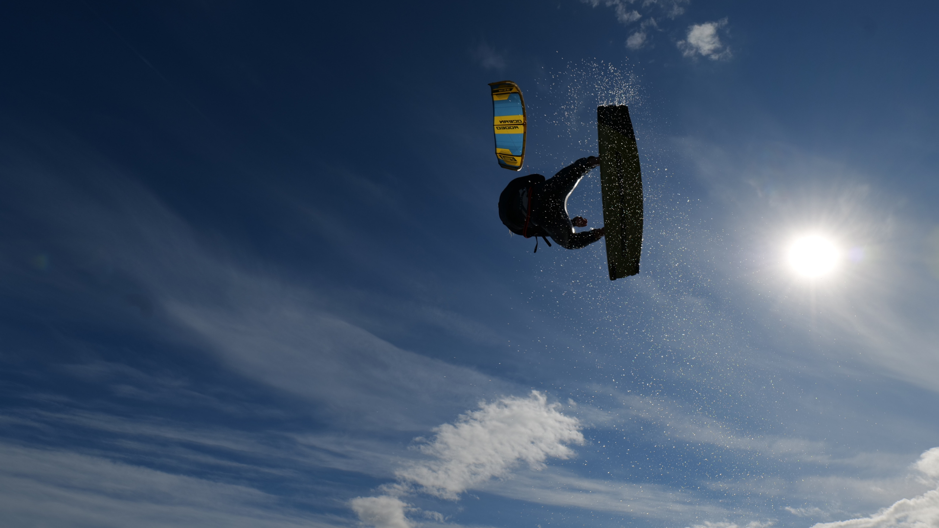 Kitesurfeur en plein saut au-dessus de la mer à Giens