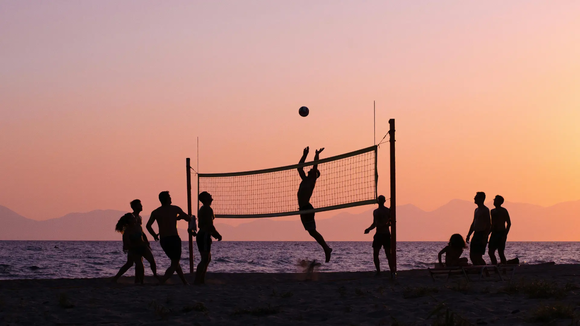 Trois participants Old is Gold face au coucher de soleil sur la mer