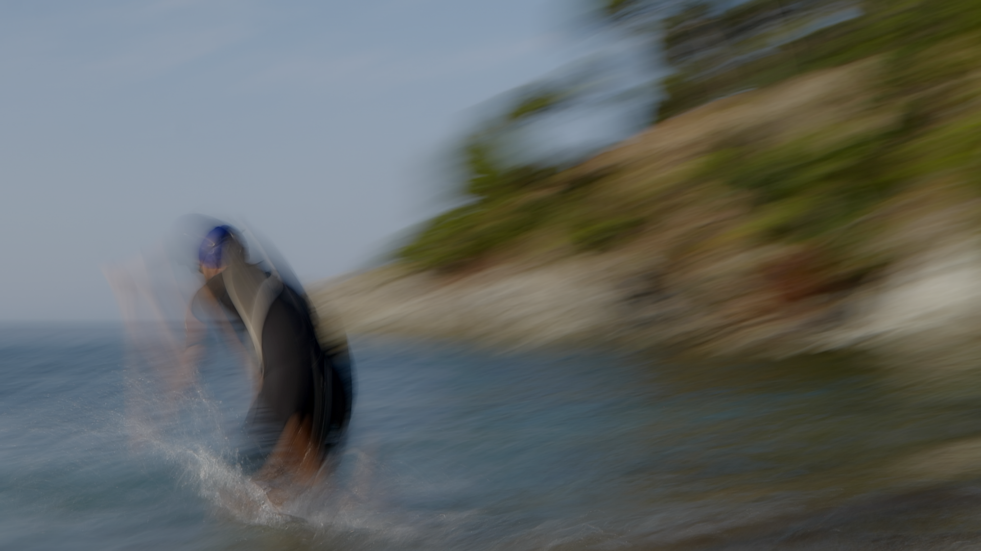 Nageur en swimrun sortant de l'eau sur la presqu'île de Giens